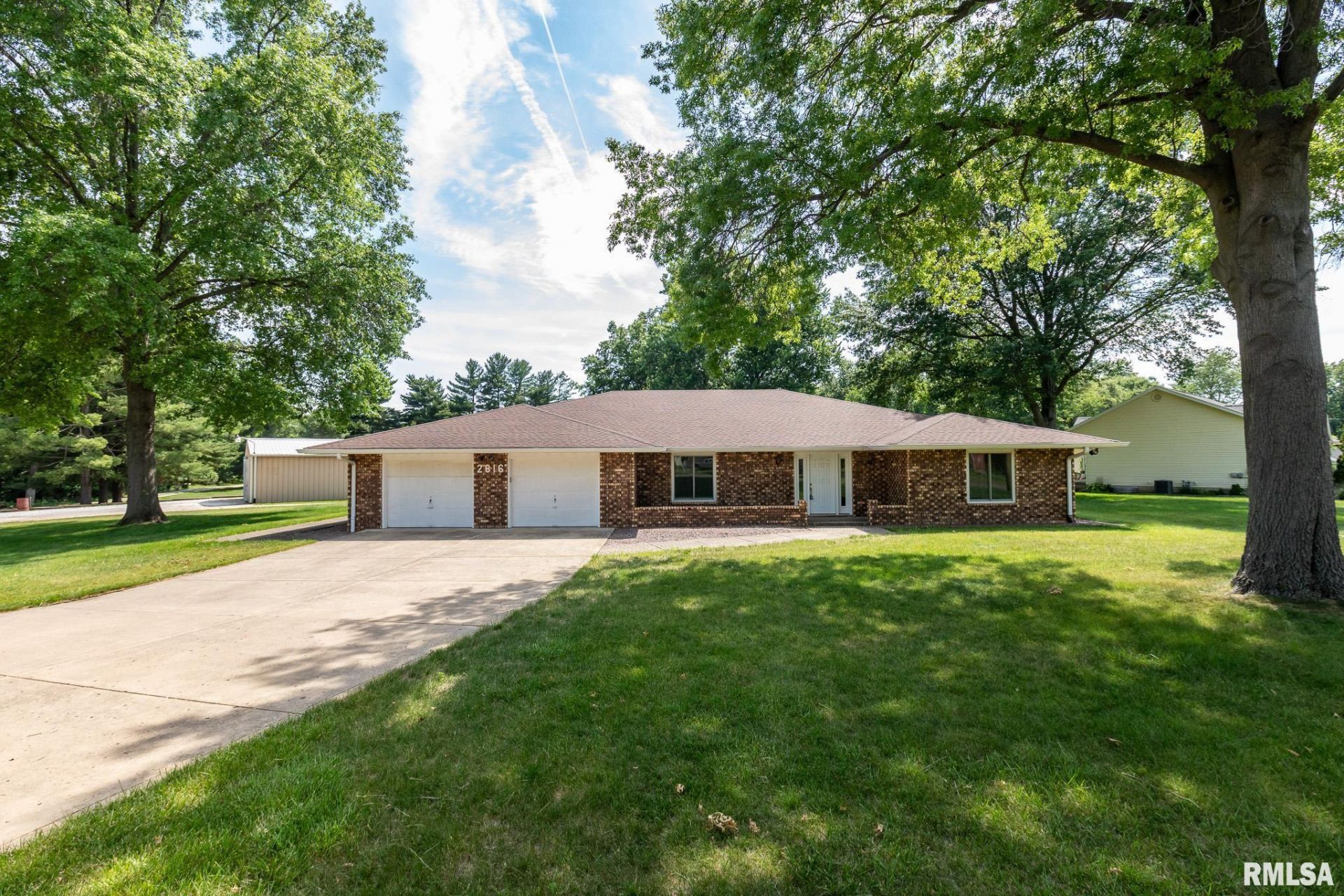2816 Sheridan Road, Pekin, IL 61554 Main Photo