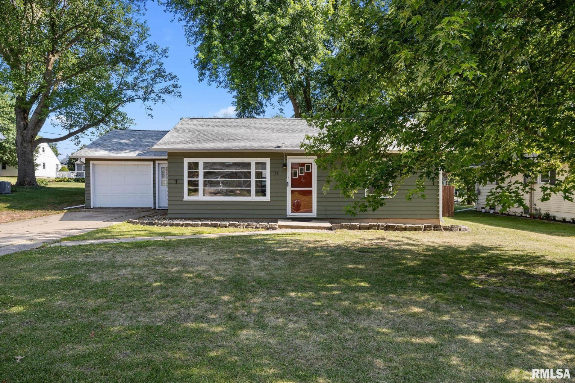 511 W Smith Street, Roanoke, IL 61561 Main Photo