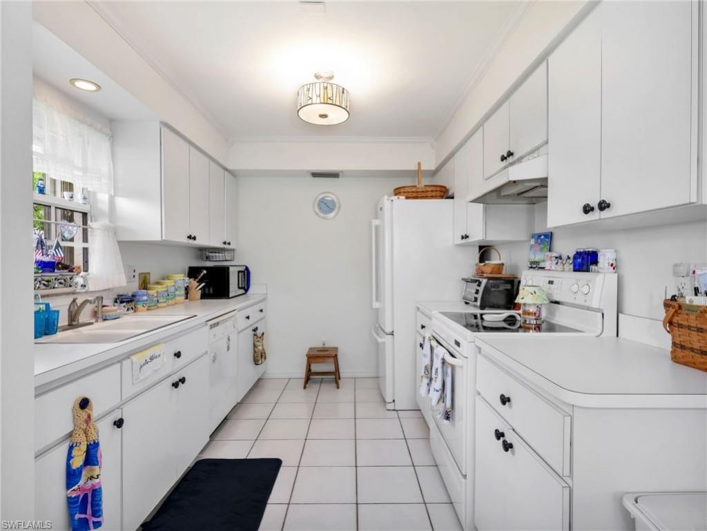 221 SE 10th Ter, Cape Coral, FL 33990 Photo