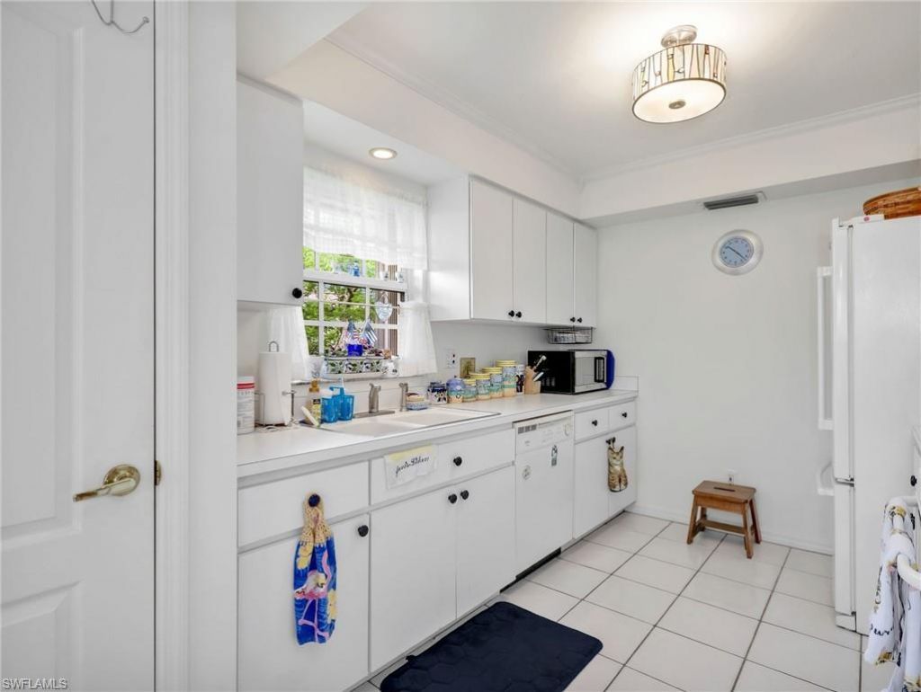 221 SE 10th Ter, Cape Coral, FL 33990 Photo