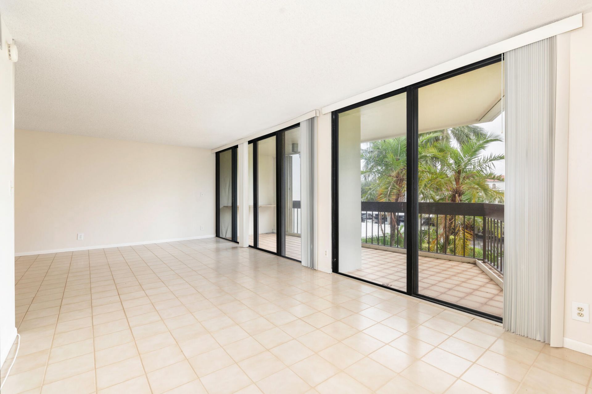 2000 Presidential Way, Unit 206, West Palm Beach, FL 33401 Photo