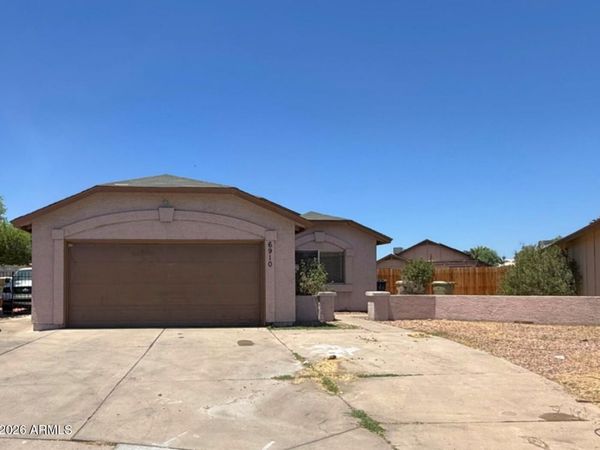 6910 W STATE Avenue, Glendale, AZ 85303