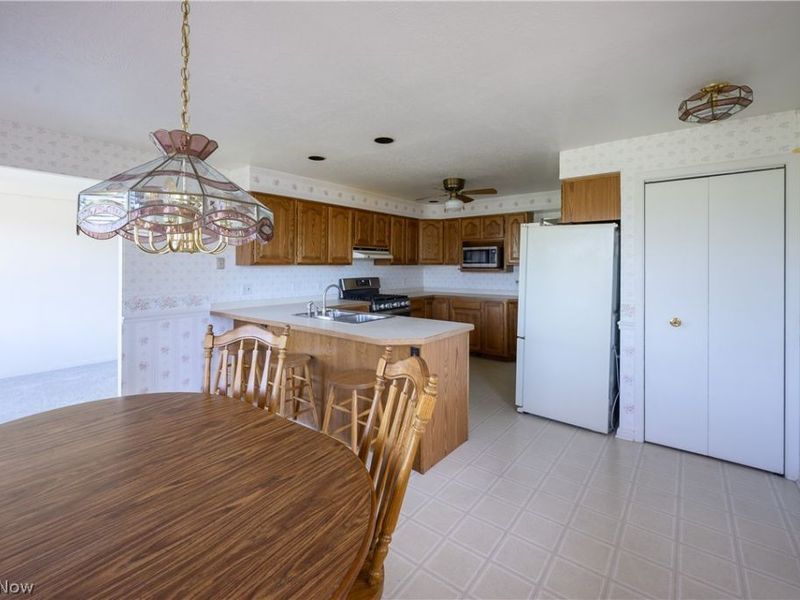 651 E Parkleigh Drive , Seven Hills, OH 44131 Photo 10