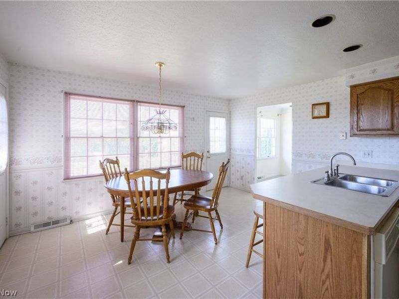 651 E Parkleigh Drive , Seven Hills, OH 44131 Photo 11