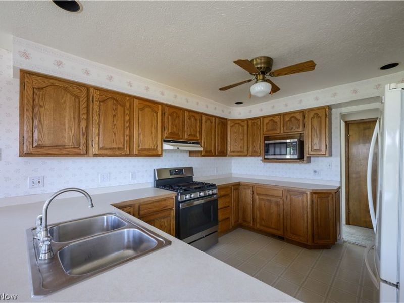 651 E Parkleigh Drive , Seven Hills, OH 44131 Photo 12