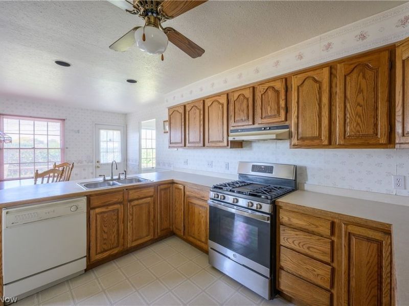 651 E Parkleigh Drive , Seven Hills, OH 44131 Photo 13