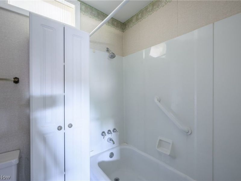 651 E Parkleigh Drive , Seven Hills, OH 44131 Photo 22