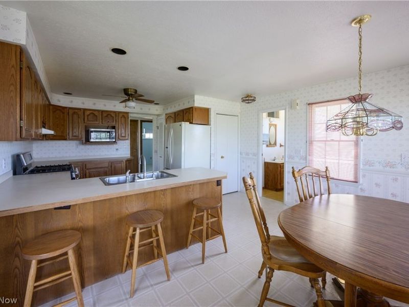 651 E Parkleigh Drive , Seven Hills, OH 44131 Photo 9