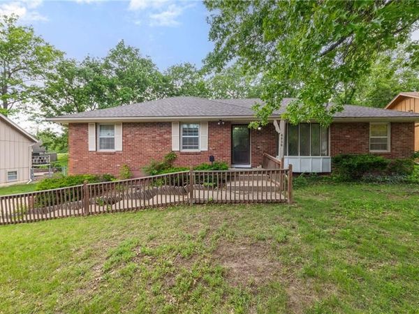 6820 Wildwood Drive, Raytown, MO 64133
