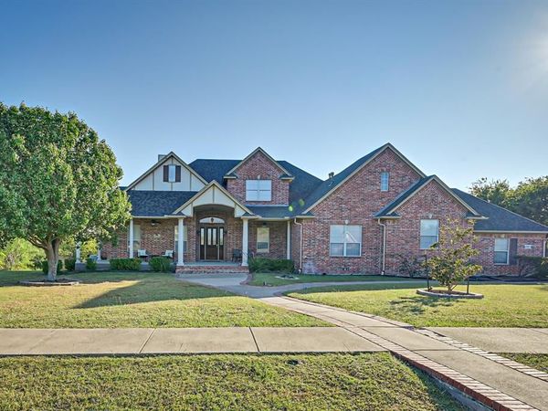 811 Mallard Pointe Drive, Grand Prairie, TX 75104