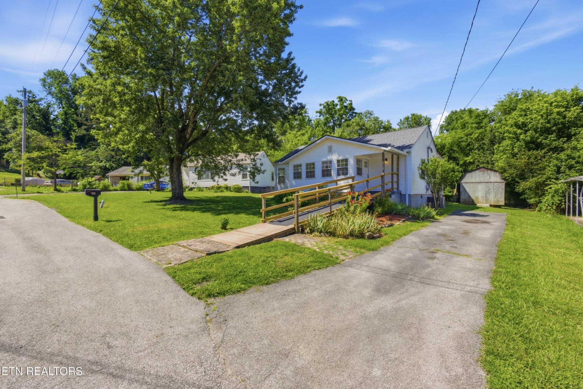 212 Sunset Drive, Harriman, TN 37748 Main Photo