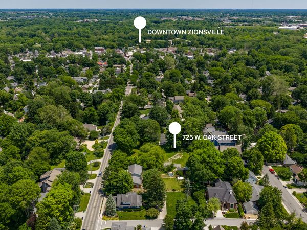 725 W Oak Street , Zionsville, IN 46077