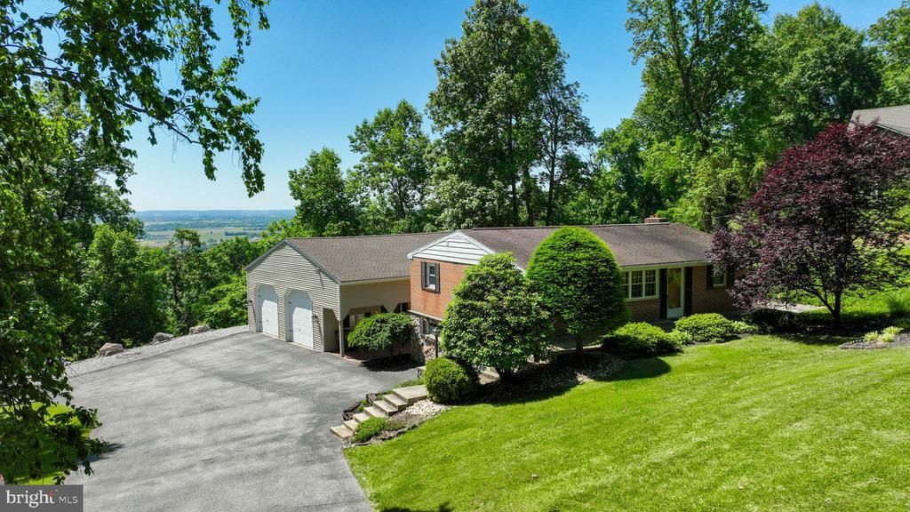2460 SKY TOP TRAIL , DOVER, PA 17315