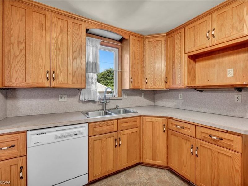 2218 Larchmont Drive, Wickliffe, OH 44092 Photo 12