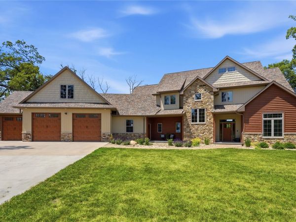 981 44th St SE, Cedar Rapids, IA 52403