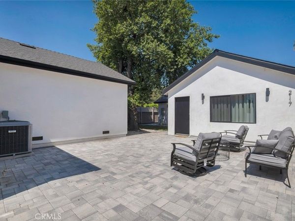 2117 W Clark Avenue, Burbank, CA 91506
