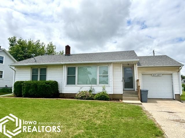 1111 S Center Street, Marshalltown, IA 50158 Main Photo