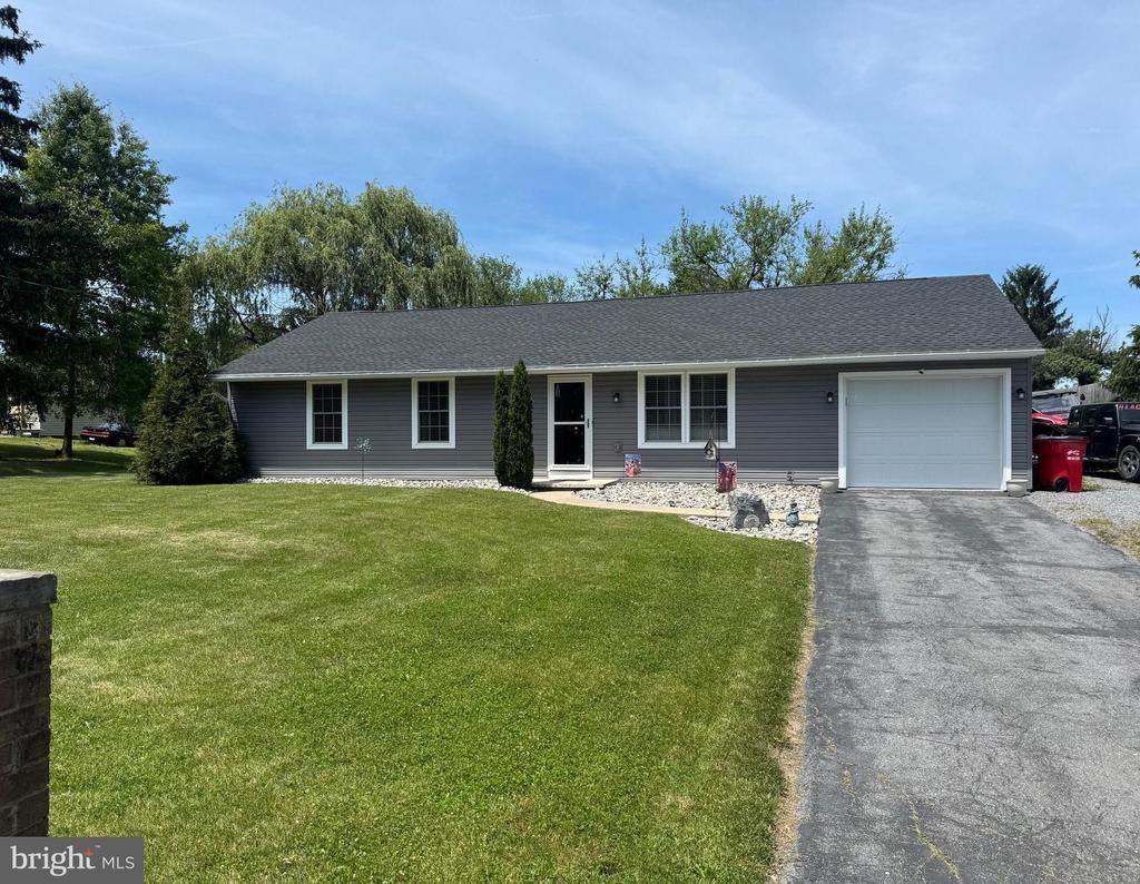 743 LINDIA DRIVE, CHAMBERSBURG, PA 17202