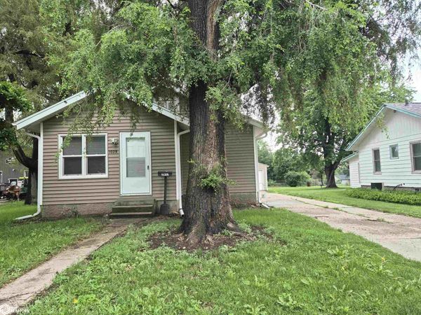 1028 E 10Th Street N, Newton, IA 50208