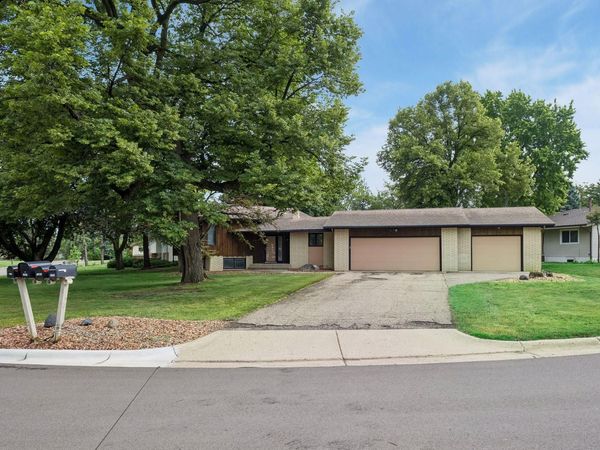1062 Crestview Drive S, Maplewood, MN 55119