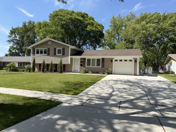 920 Royal Court , Schaumburg, IL 60193