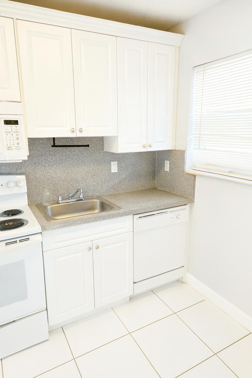 1001 SE 3rd Street, Unit 3, Deerfield Beach, FL 33441 Photo