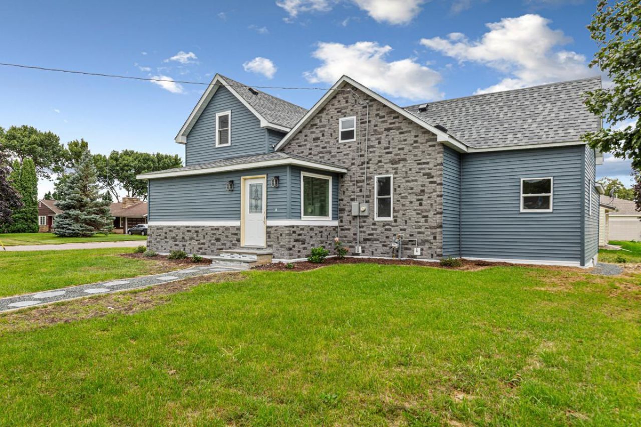 515 Benzel Avenue SW, Madelia, MN 56062