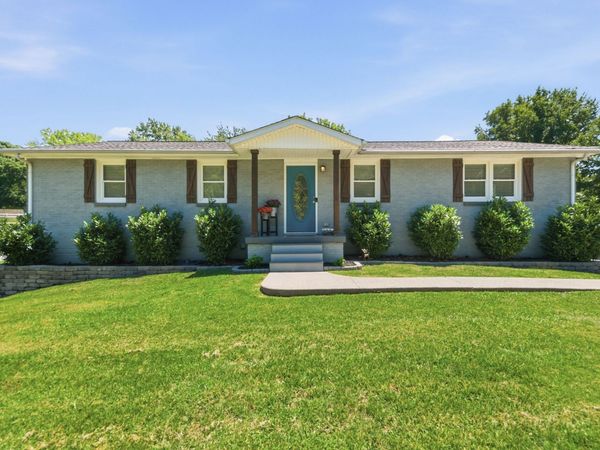 307 S Hummingbird Ln , Dickson, TN 37055