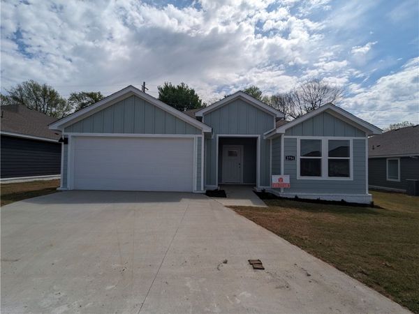 2734 N Snowball Avenue , Fayetteville, AR 72704