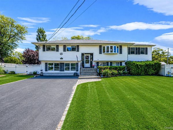 20 Rochelle Court , Amityville, NY 11701