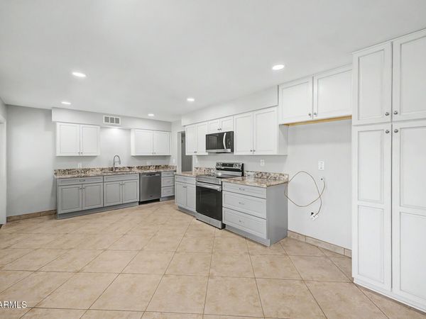 911 N NINA Drive, Mesa, AZ 85201