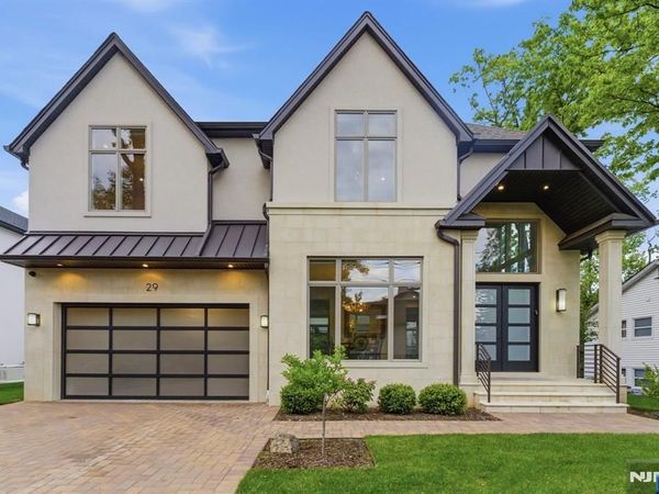 29 Roslyn Avenue, Englewood Cliffs, NJ 07632