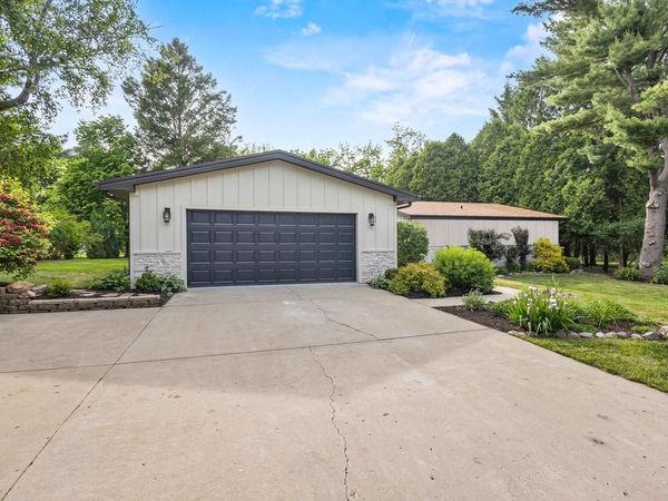 986 Indian Hills ROAD, Fontana, WI 53125