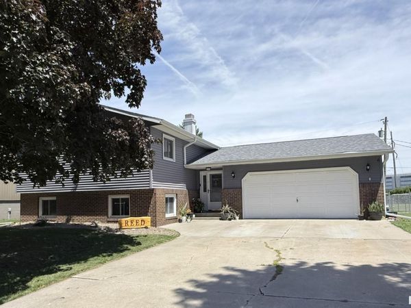 1715 MEADOW LARK Drive, Galesburg, IL 61401