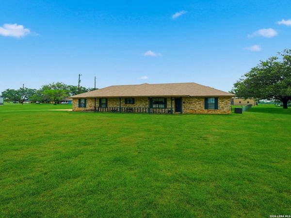 111 Mitch Thomas, Pleasanton, TX 78064