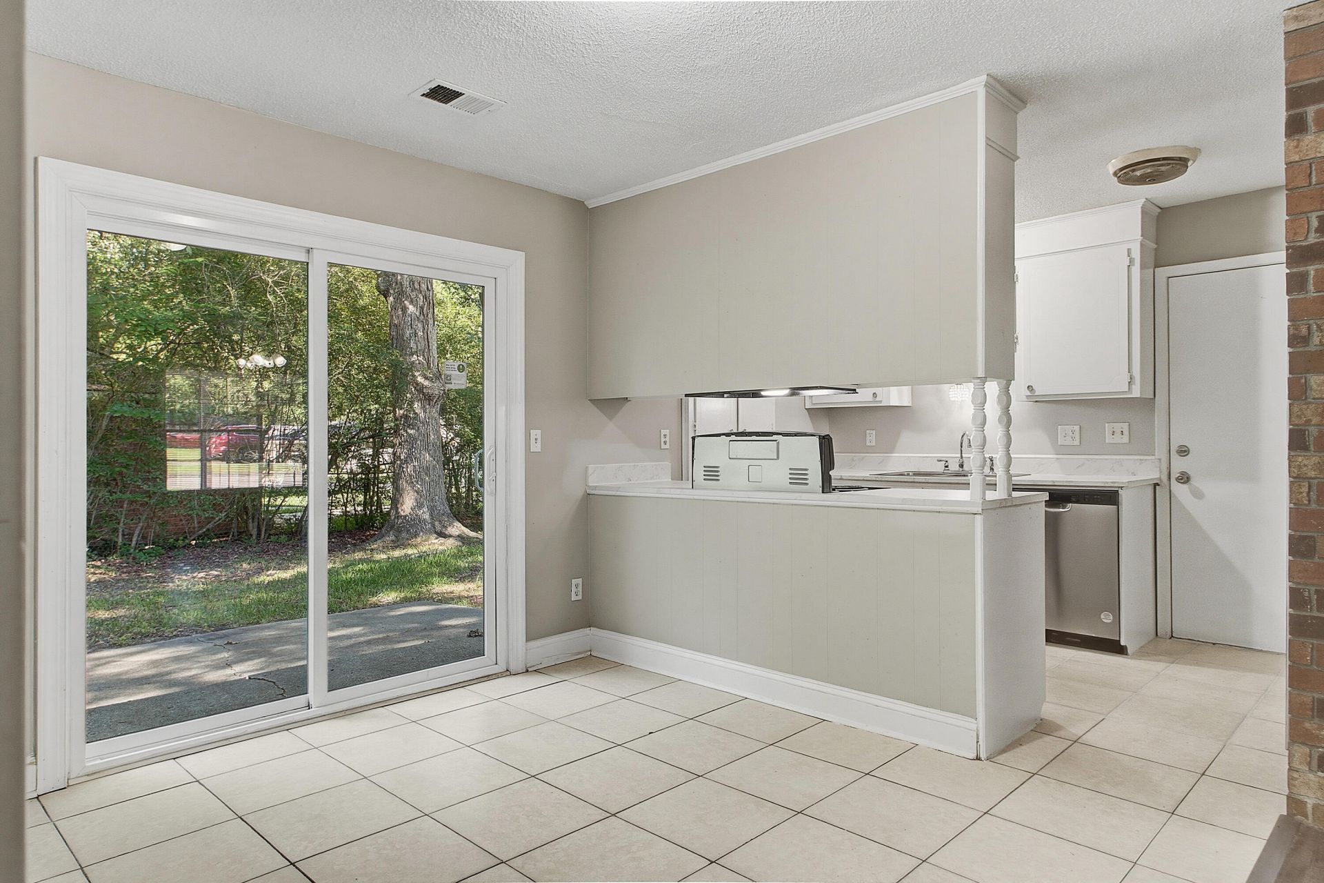 210 Elliott Drive Photo 11