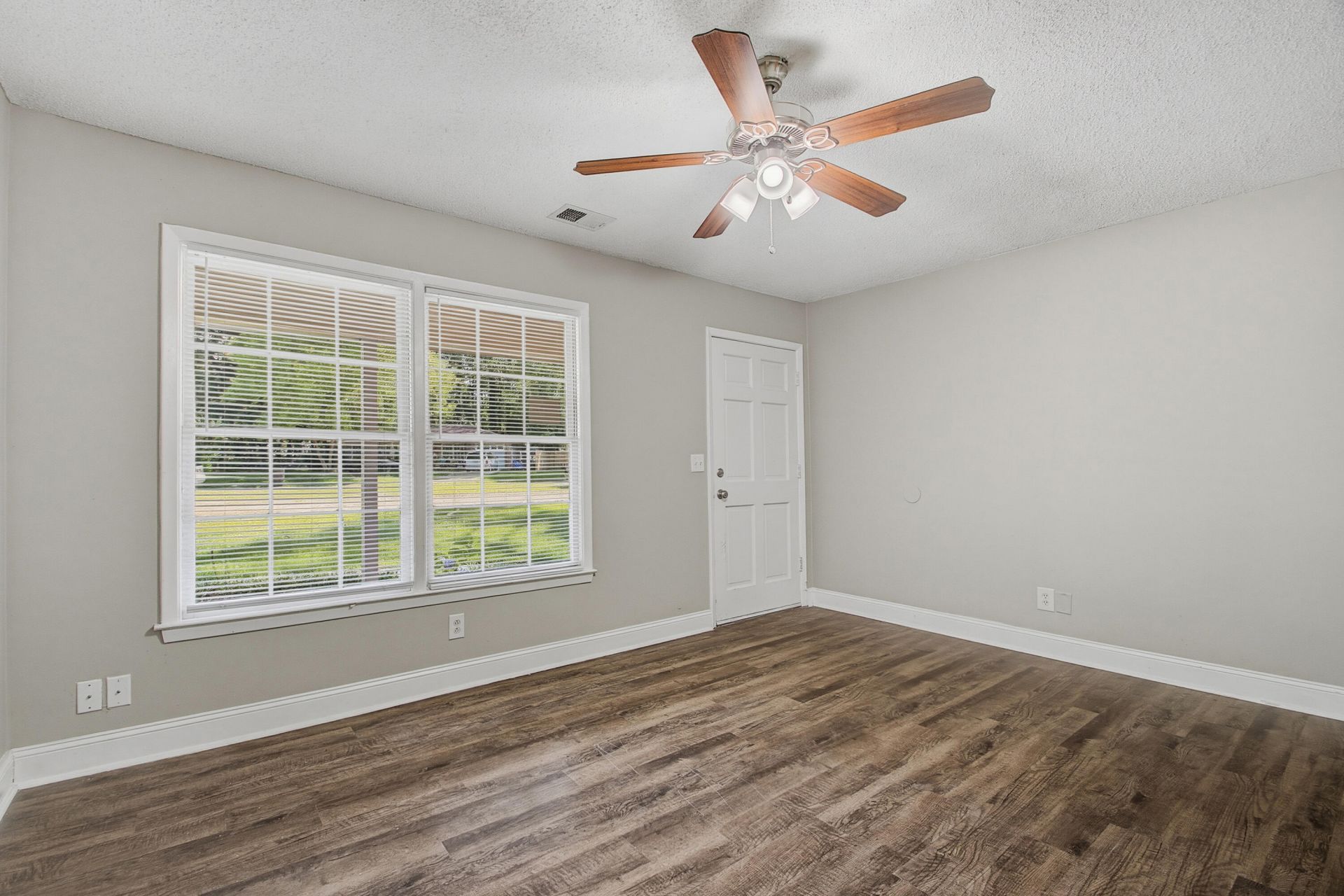 210 Elliott Drive Photo 7