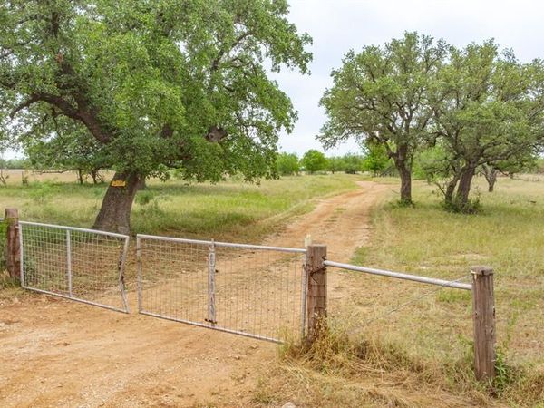 983 County Road 185 , Comanche, TX 76442