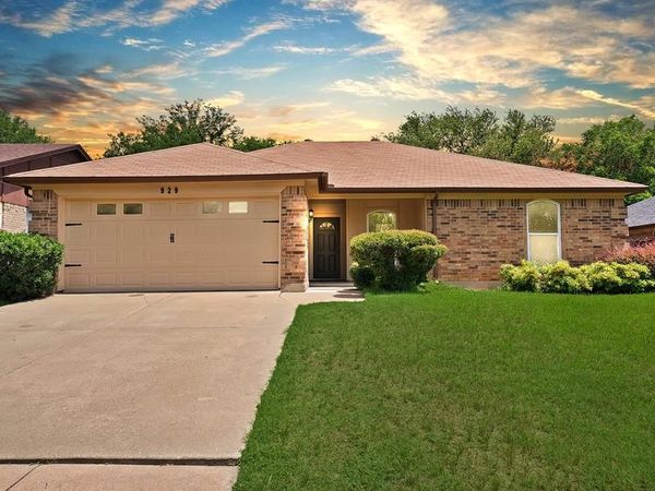 929 Thistle Ridge Lane, Arlington, TX 76017