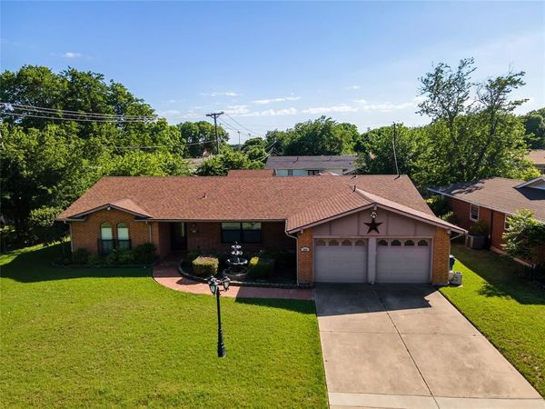 509 NW Mound Street , Burleson, TX 76028