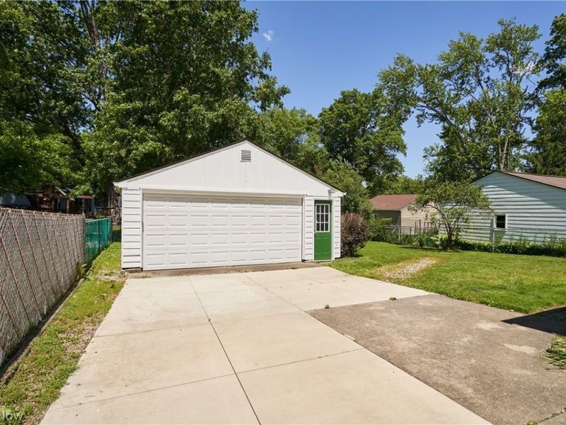 1056 Endicott Drive , Akron, OH 44313 Photo 3