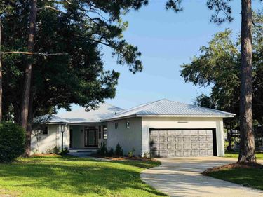 23 Neptune Dr, Mary Esther, FL 32569