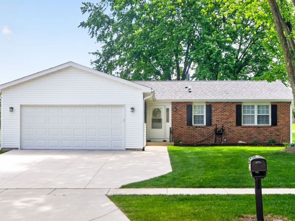 1526 Pebblewood Drive, Sycamore, IL 60178
