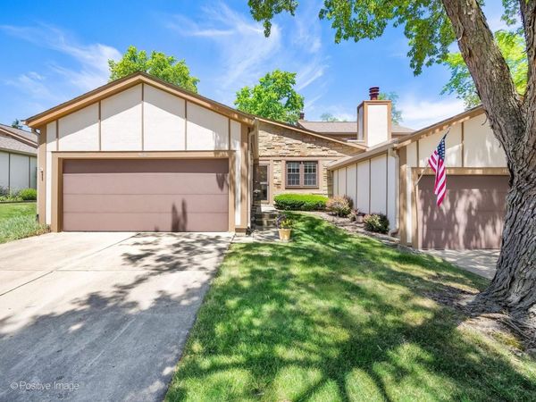1039 Oakview Drive , Wheaton, IL 60187