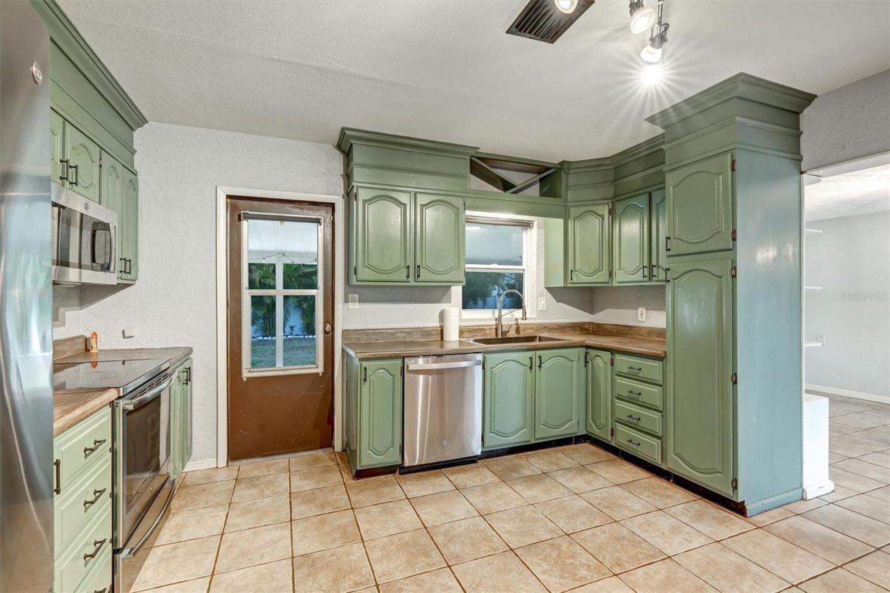 2435 York Street N, Saint Petersburg, FL 33710 Photo