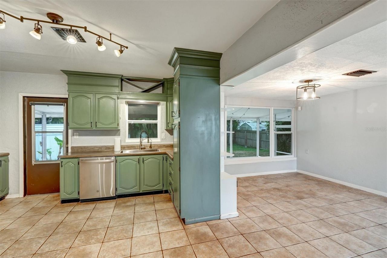 2435 York Street N, Saint Petersburg, FL 33710 Photo