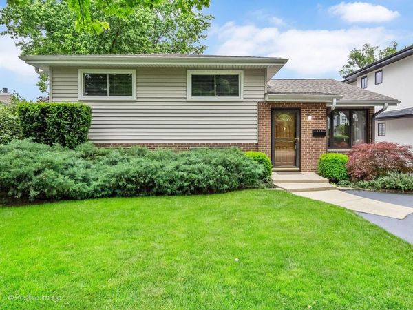 393 Grandview Avenue , Glen Ellyn, IL 60137