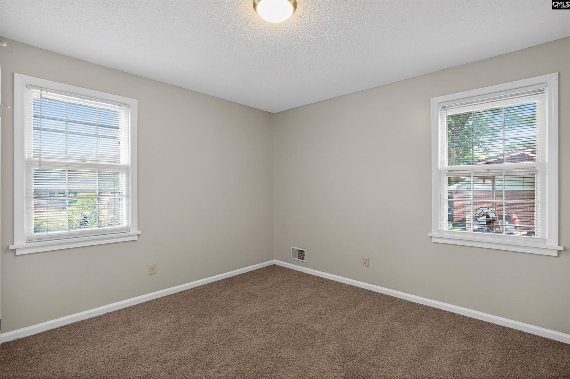 1640 Woodford Road  Photo 24