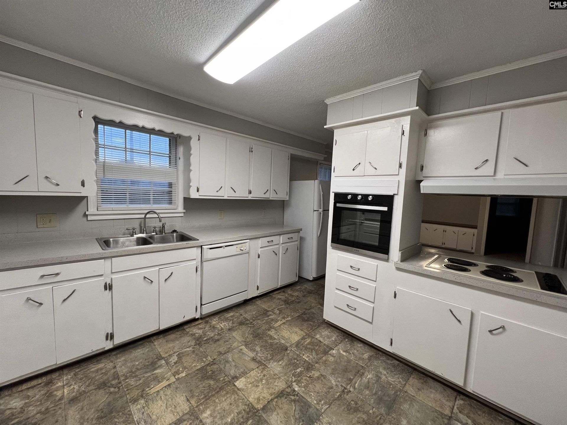 1640 Woodford Road  Photo 4