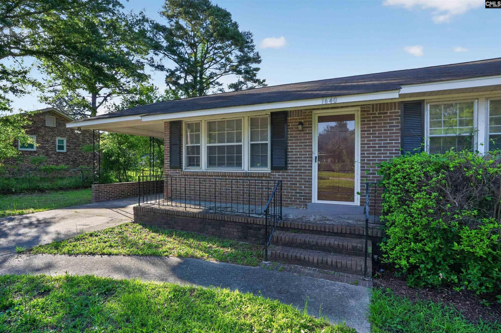 1640 Woodford Road  Photo 6